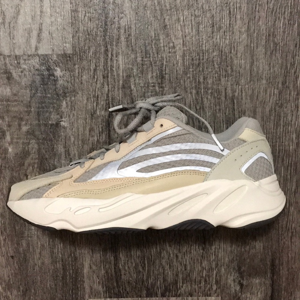 Yeezy 700 V2 Cream Size 11